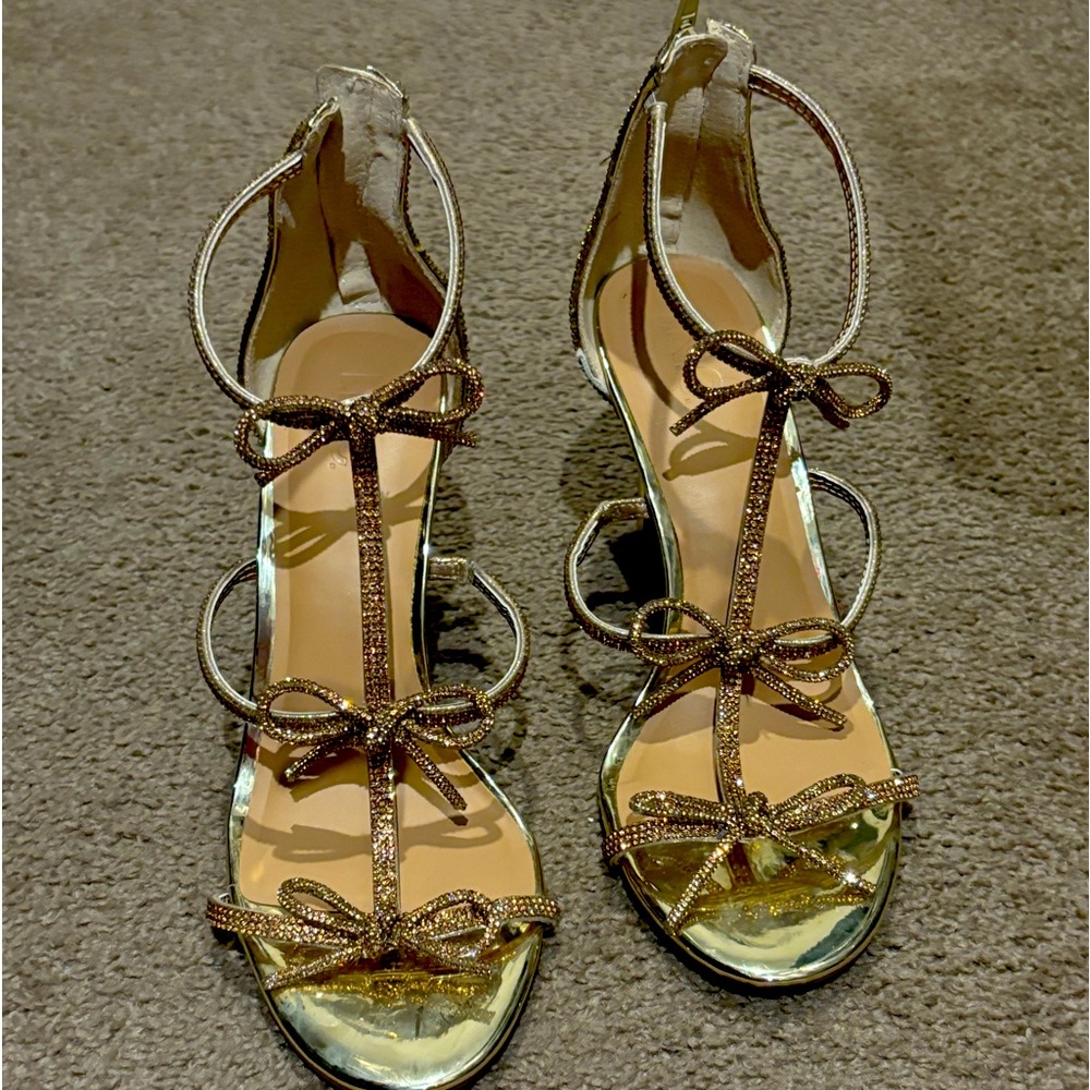 Gold Bow INC heels sz 9